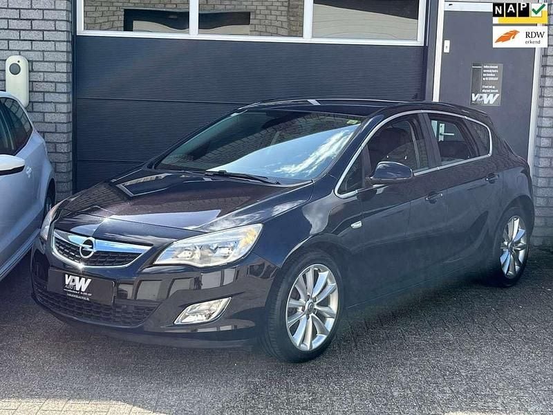 Zwart Gebruikt 2010 Opel Astra Cosmo Hatchback | € 4.450 (Eerlijke prijs) - Afbeelding 1/4