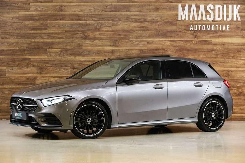 Grijs, metallic lak Gebruikt 2023 Mercedes A250 AMG Hatchback | € 31.740 (Super prijs) - Afbeelding 1/4