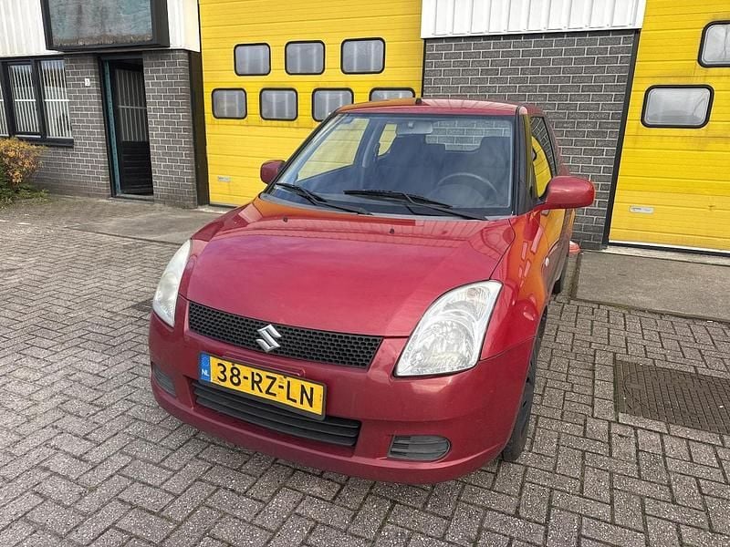 Rood Gebruikt 2005 Suzuki Swift GLS Hatchback | € 1.500 (Super prijs) - Afbeelding 1/4