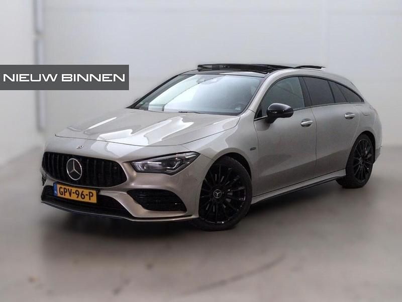 Grijs Gebruikt 2020 Mercedes CLA250 Premium Plus Sedan | € 29.740 (Eerlijke prijs) - Afbeelding 1/4