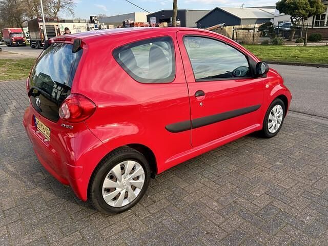 Occasion Toyota Aygo 68 PK (50 kW) 2007 Rood Hatchback