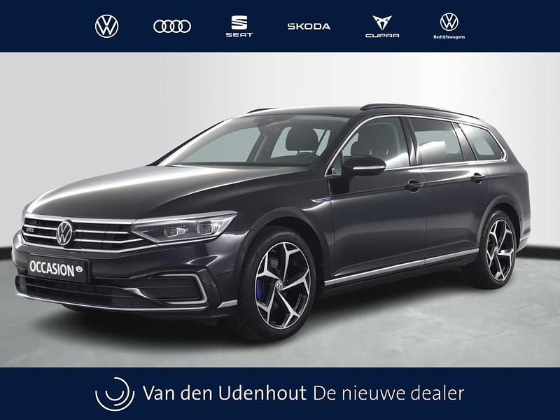 Zwart Gebruikt 2021 VW Passat Business Stationwagen | € 24.450 (Eerlijke prijs) - Afbeelding 1/4