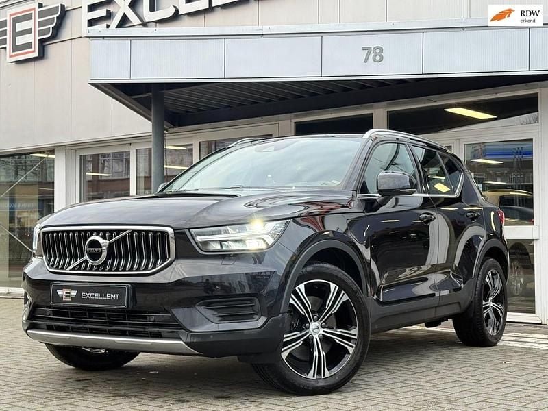 Zwart Gebruikt 2022 Volvo XC40 Inscription SUV | € 24.950 (Goede deal) - Afbeelding 1/4