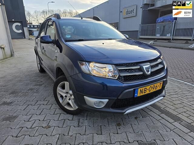 Blauw Occasion 2016 Dacia Sandero Lauréate Hatchback | € 7.650 (Eerlijke prijs) - Afbeelding 1/4