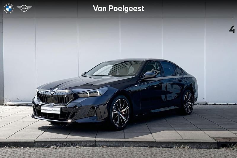 Zwart, metallic lak Gebruikt 2025 BMW i5 M Sport Sedan | € 71.900 - Afbeelding 1/4