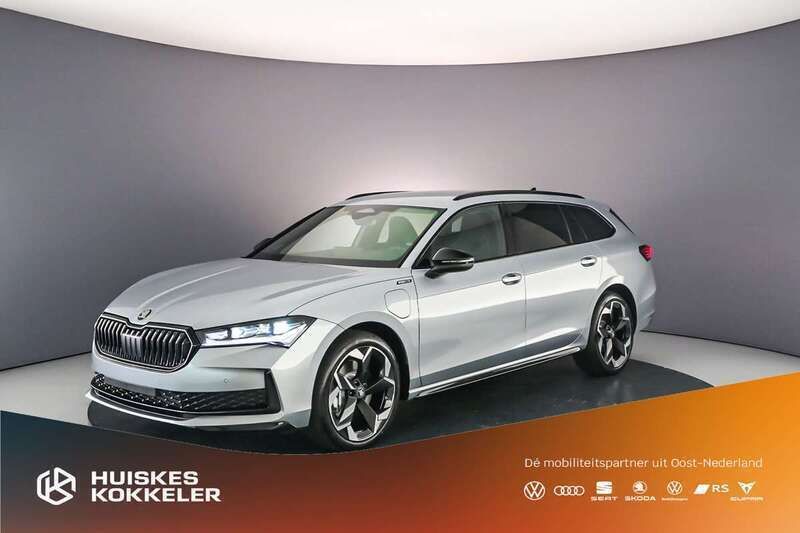 Grijs, metallic lak Nieuw 2025 Skoda Superb Business Line Stationwagen | € 54.015 (Eerlijke prijs) - Afbeelding 1/4