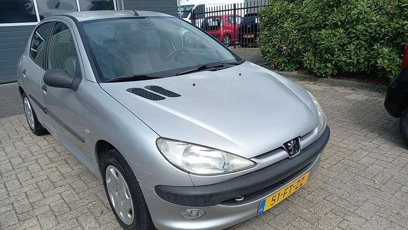 Zilver Gebruikt 2000 Peugeot 206 Hatchback | € 950 (Eerlijke prijs) - Afbeelding 1/4