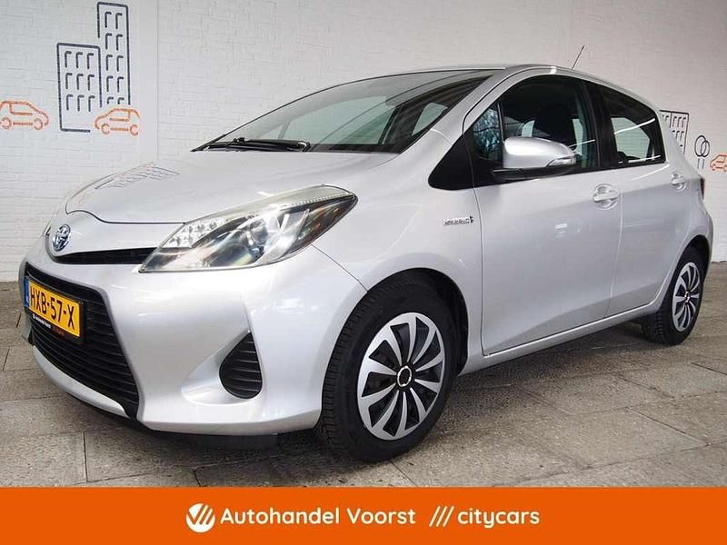 Grijs Gebruikt 2013 Toyota Yaris Hybrid Hatchback | € 9.945 (Eerlijke prijs) - Afbeelding 1/4