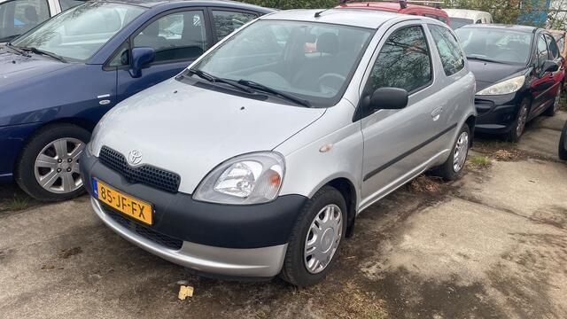 Grijs, metallic lak Gebruikt 2002 Toyota Yaris Hatchback | € 2.000 (Iets duurder) - Afbeelding 1/4