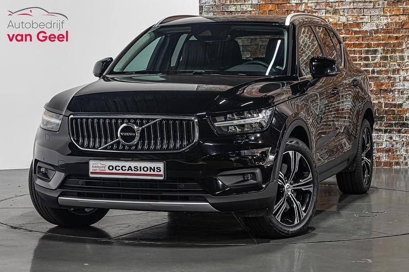 Zwart Gebruikt 2021 Volvo XC40 Inscription SUV | € 34.195 (Iets duurder) - Afbeelding 1/4