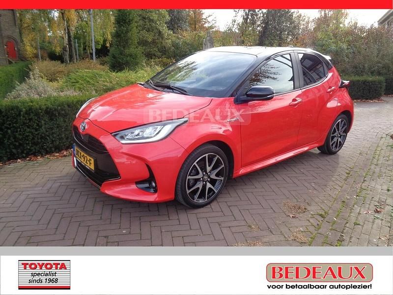 Rood (metallic) Gebruikt 2020 Toyota Yaris Hybrid Style Hatchback | € 19.950 (Duur) - Afbeelding 1/4