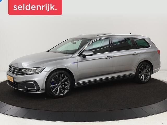 Grijs, metallic lak Gebruikt 2021 VW Passat GTE Stationwagen | € 19.900 (Goede deal) - Afbeelding 1/4
