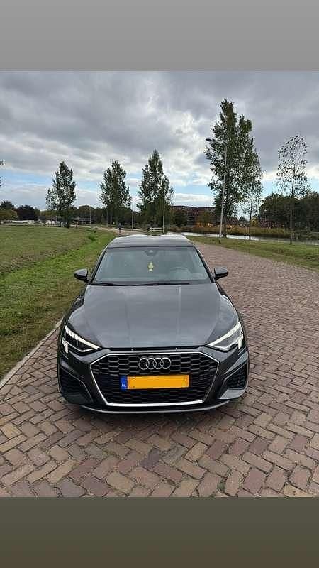 Grijs Gebruikt 2021 Audi A3 Hatchback | € 26.500 (Goede deal) - Afbeelding 1/4