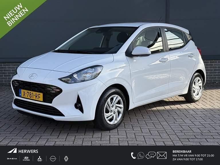 Atlas white (saw) Gebruikt 2024 Hyundai i10 Comfort Hatchback | € 15.885 (Eerlijke prijs) - Afbeelding 1/4