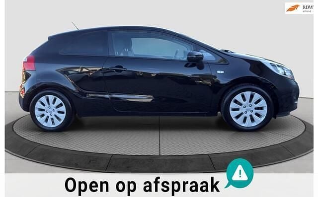 Zwart Gebruikt 2014 Kia Rio Hatchback | € 6.650 (Eerlijke prijs) - Afbeelding 1/4