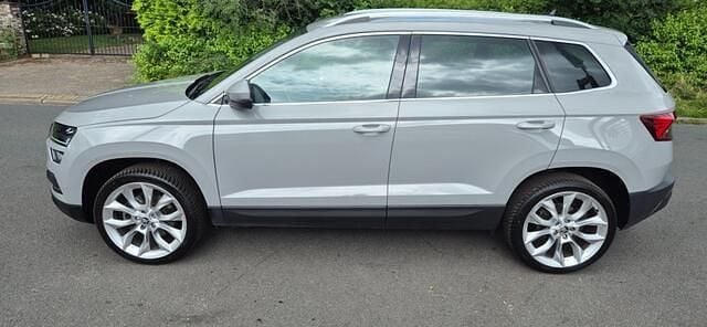Groen, andere lak Gebruikt 2021 Skoda Karoq SportLine SUV | € 27.950 (Super prijs) - Afbeelding 1/4