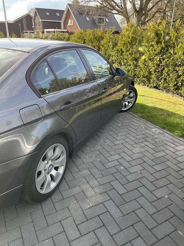 Grijs Gebruikt 2005 BMW 318 Sedan | € 2.500 (Eerlijke prijs) - Afbeelding 1/4