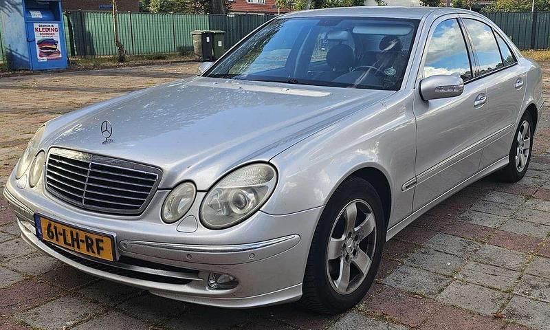 Grijs Gebruikt 2003 Mercedes E240 Avantgarde Sedan | € 2.150 (Super prijs) - Afbeelding 1/4