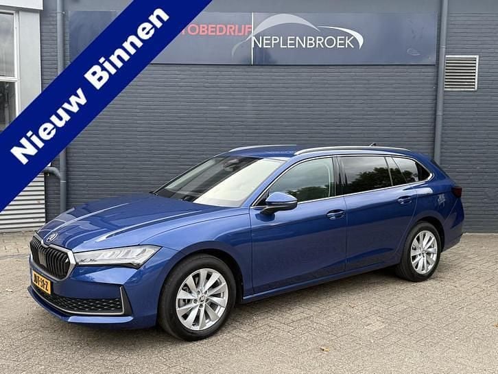 Blauw Gebruikt 2024 Skoda Superb Business Line Stationwagen | € 34.500 (Eerlijke prijs) - Afbeelding 1/1