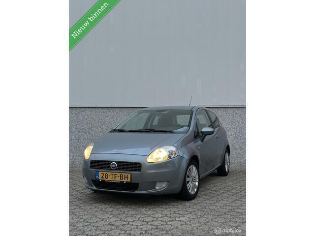 Grijs Gebruikt 2006 Fiat Grande Punto Hatchback | € 2.250 (Eerlijke prijs) - Afbeelding 1/4