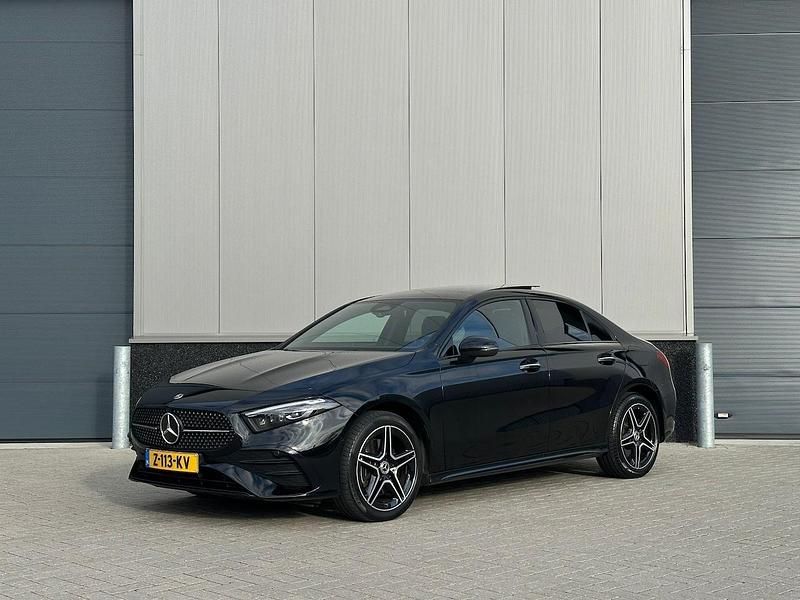 Zwart (metallic) Gebruikt 2024 Mercedes A250 Business Sedan | € 34.490 (Eerlijke prijs) - Afbeelding 1/4