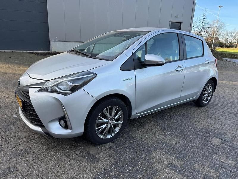 Grijs Occasion 2018 Toyota Yaris Hybrid Hatchback | € 13.400 (Super prijs) - Afbeelding 1/4