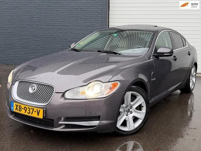 Grijs Gebruikt 2010 Jaguar XF Portfolio Sedan | € 5.700 (Eerlijke prijs) - Afbeelding 1/4