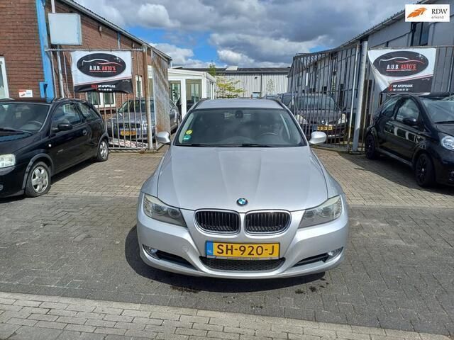 Grijs Occasion 2012 BMW 318 Luxury Line Stationwagen | € 5.999 (Eerlijke prijs) - Afbeelding 1/4