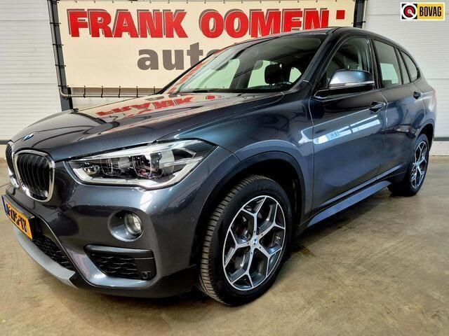 Grijs, metallic lak Gebruikt 2018 BMW X1 Executive SUV | € 24.950 (Goede deal) - Afbeelding 1/4