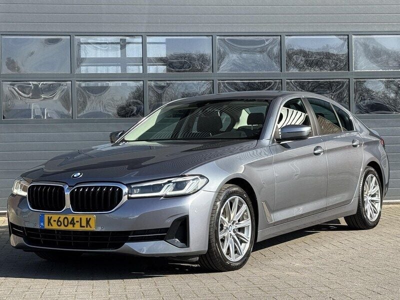 Grijs Gebruikt 2021 BMW 520 Executive Sedan | € 36.999 (Eerlijke prijs) - Afbeelding 1/3