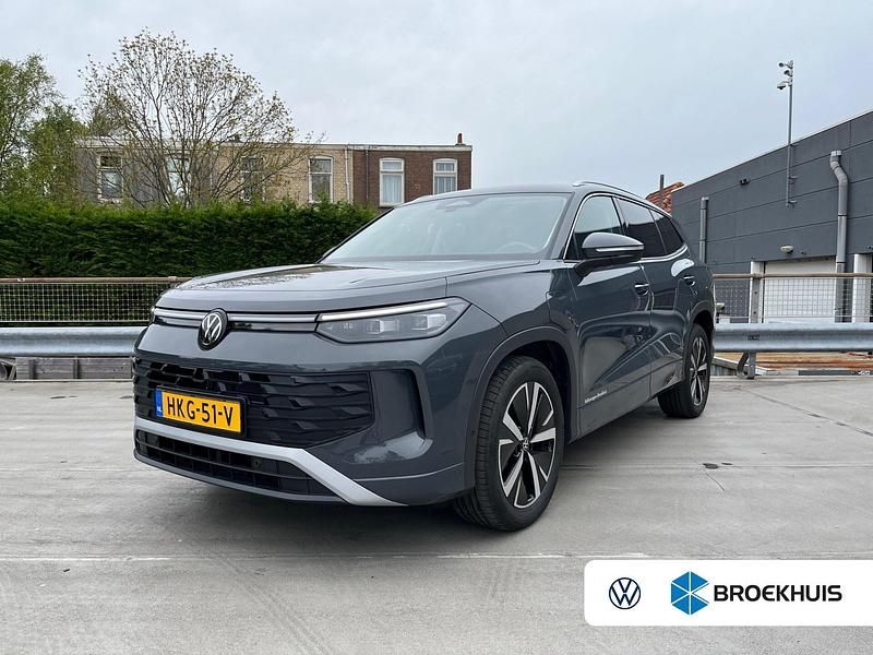 Grijs, metallic lak Gebruikt 2025 VW Tayron Comfortline SUV | € 44.900 - Afbeelding 1/4