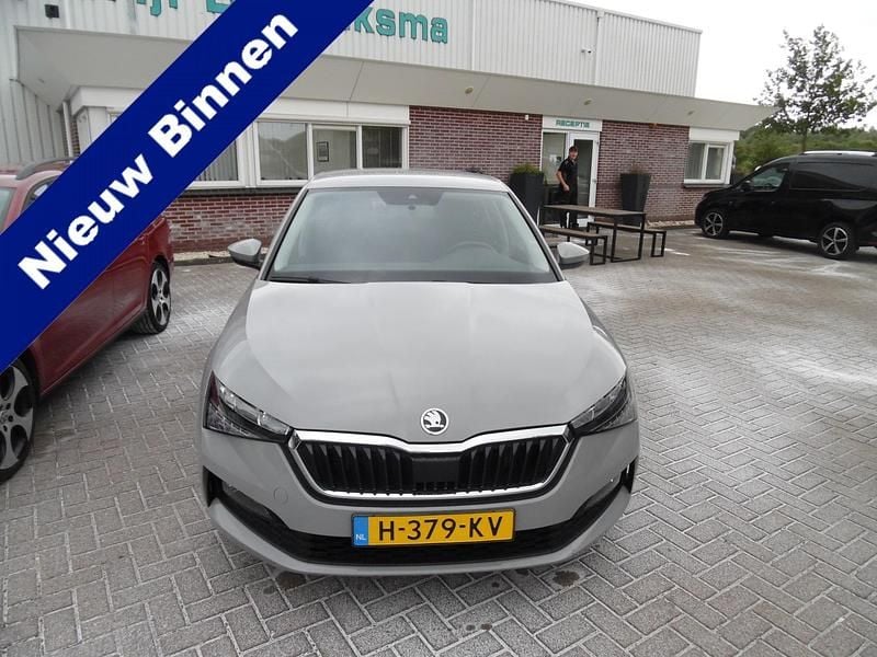 Grijs Gebruikt 2020 Skoda Scala Ambition Hatchback | € 14.950 (Duur) - Afbeelding 1/4
