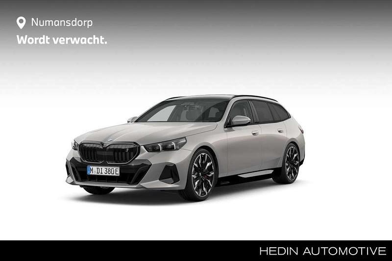 Grijs Nieuw 2025 BMW i5 M Sport Stationwagen | € 92.632 (Iets duurder) - Afbeelding 1/3