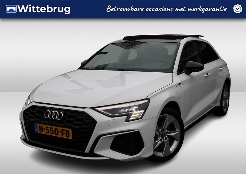 Wit Occasion 2021 Audi A3 Competition Hatchback | € 31.950 (Iets duurder) - Afbeelding 1/2