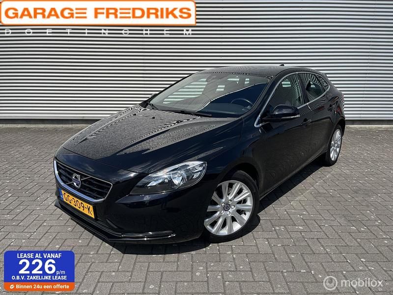 Zwart Gebruikt 2015 Volvo V40 Momentum Stationwagen | € 13.935 (Eerlijke prijs) - Afbeelding 1/4