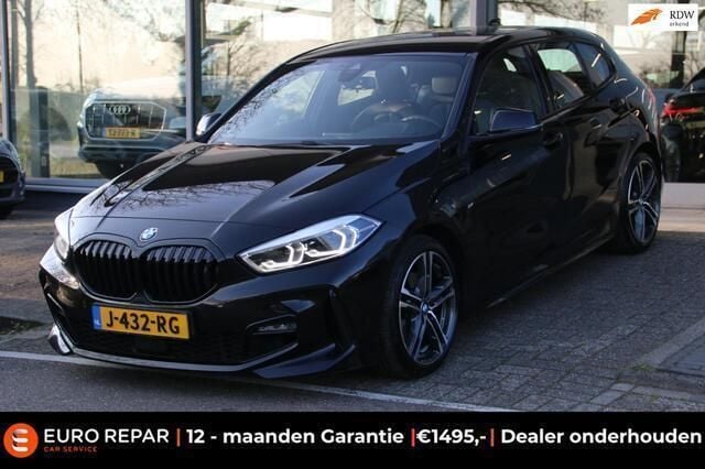 Zwart Gebruikt 2020 BMW 118 Executive Hatchback | € 22.295 (Eerlijke prijs) - Afbeelding 1/4