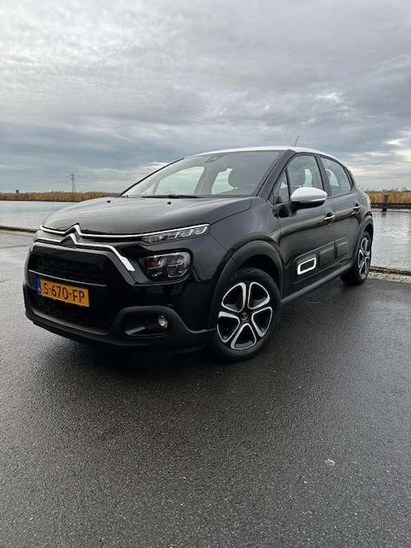 Zwart Gebruikt 2022 Citroën C3 PureTech Hatchback | € 10.950 (Goede deal) - Afbeelding 1/4