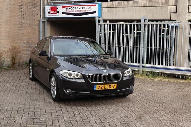 Grijs Gebruikt 2010 BMW 523 Executive Sedan | € 9.499 (Eerlijke prijs) - Afbeelding 1/4
