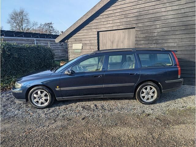 Blauw Occasion 2002 Volvo V70 Comfort Stationwagen | € 2.450 (Duur) - Afbeelding 1/4