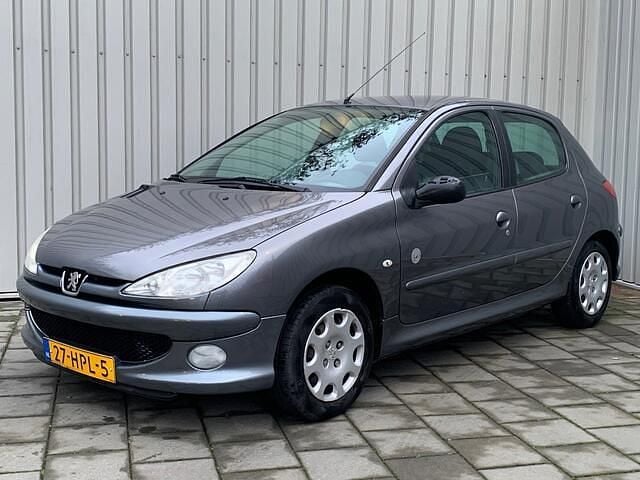 Grijs (metallic) Occasion 2009 Peugeot 206 Hatchback | € 2.945 (Eerlijke prijs) - Afbeelding 1/4