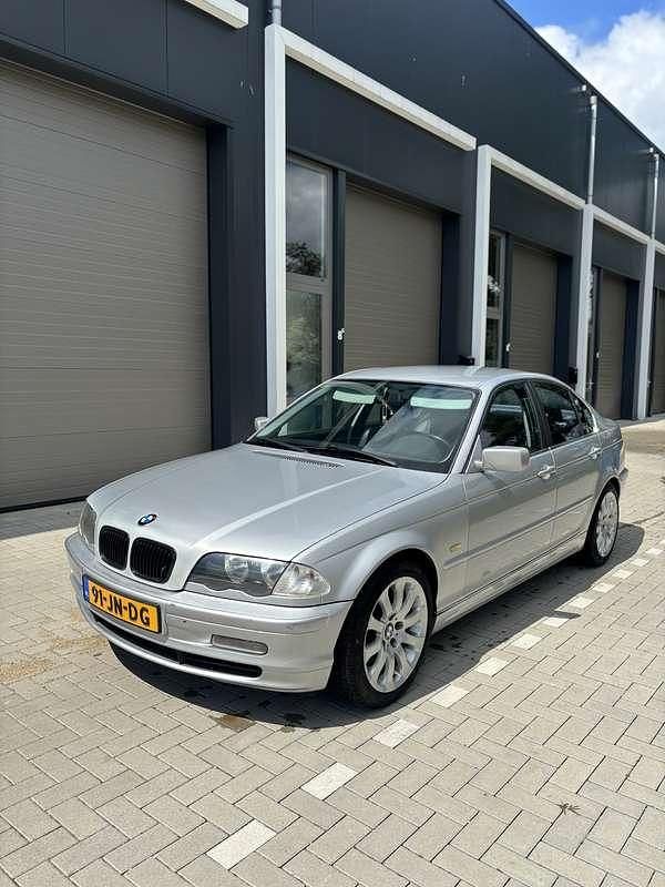 Grijs Gebruikt 2000 BMW 328 Executive Sedan | € 4.999 (Eerlijke prijs) - Afbeelding 1/4