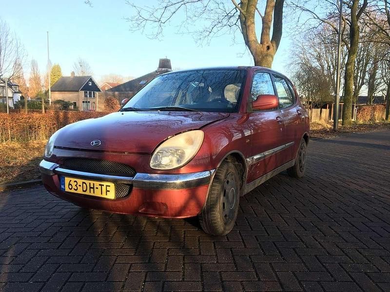 Occasion Daihatsu Sirion 56 PK (41 kW) 1999 Rood Hatchback