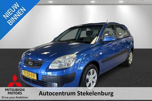 Blauw Gebruikt 2005 Kia Rio LX Hatchback | € 2.245 (Eerlijke prijs) - Afbeelding 1/4