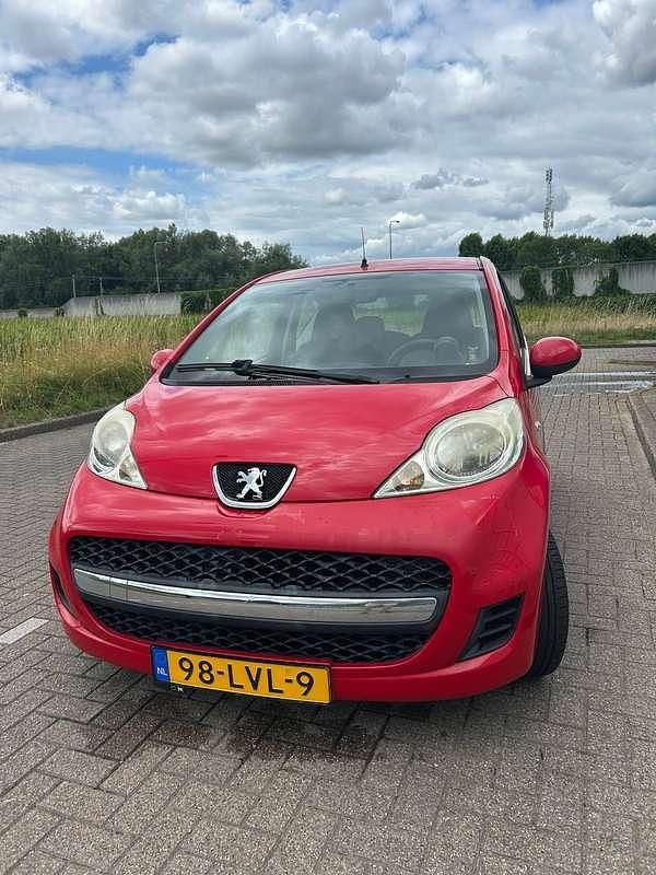 Rood Gebruikt 2010 Peugeot 107 Hatchback | € 2.075 (Goede deal) - Afbeelding 1/4