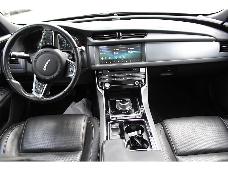 Occasion Jaguar XF Portfolio 180 PK (132 kW) 2018 Zwart Sedan