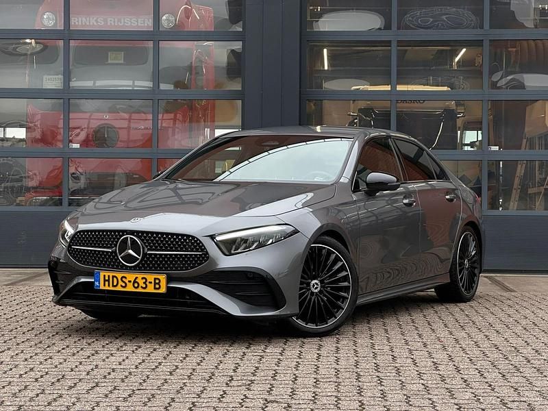 Grijs Gebruikt 2025 Mercedes A180 AMG line Sedan | € 39.900 (Duur) - Afbeelding 1/4