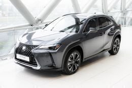Grijs metallic Gebruikt 2024 Lexus UX 300e Business Edition SUV | € 43.450 - Afbeelding 1/3