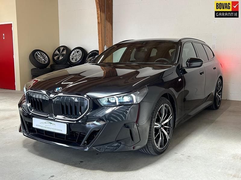 Zwart Gebruikt 2024 BMW 520 M Sport Stationwagen | € 74.995 - Afbeelding 1/4