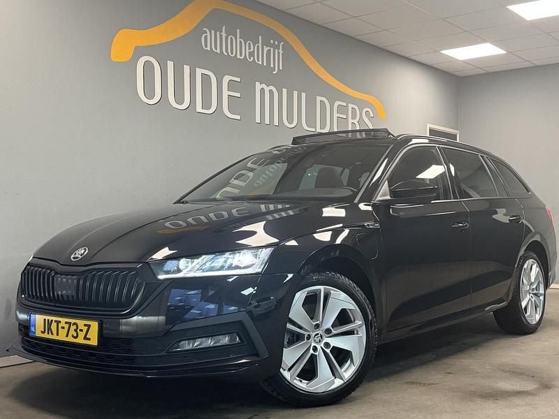 Zwart (metallic) Gebruikt 2022 Skoda Octavia SportLine Stationwagen | € 26.950 (Iets duurder) - Afbeelding 1/4