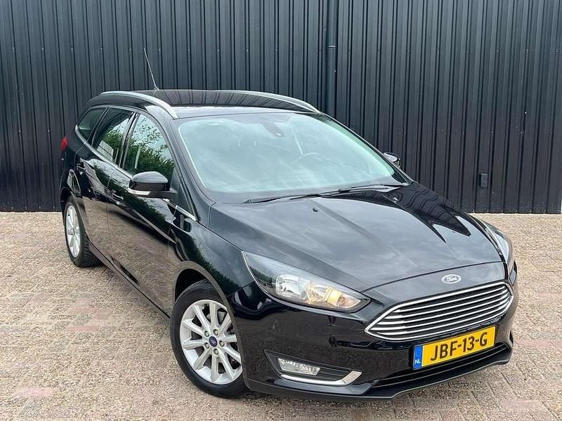 Zwart, metallic lak Gebruikt 2015 Ford Focus Titanium Stationwagen | € 7.950 (Eerlijke prijs) - Afbeelding 1/4